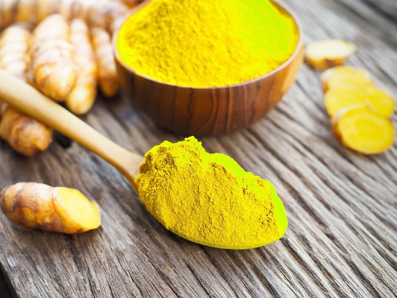 Làm hồng môi bằng tinh bột nghệ và sữa tươi