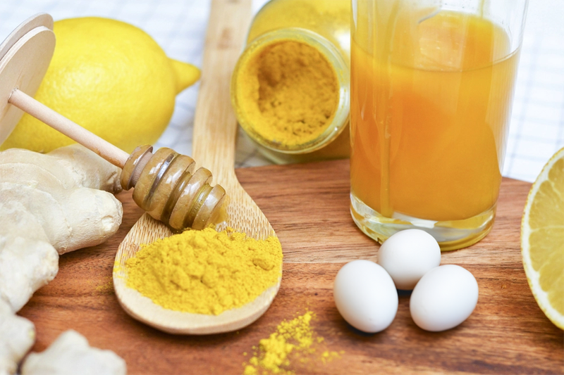 Cách làm mặt nạ tinh bột nghệ trứng gà giúp da sạch không tì vết 2