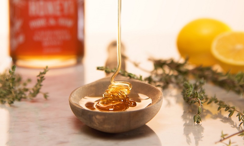 Môi căng mọng nhờ tẩy tế bào chết với mật ong