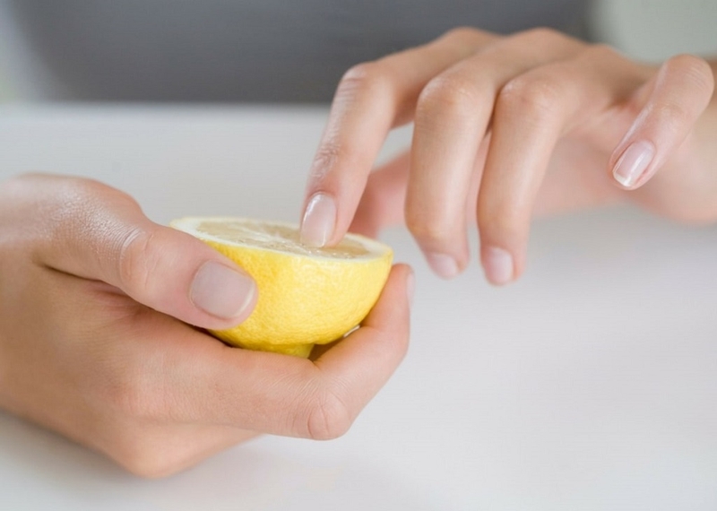 Cách làm móng tay dài: nước cốt chanh chà lên móng tay