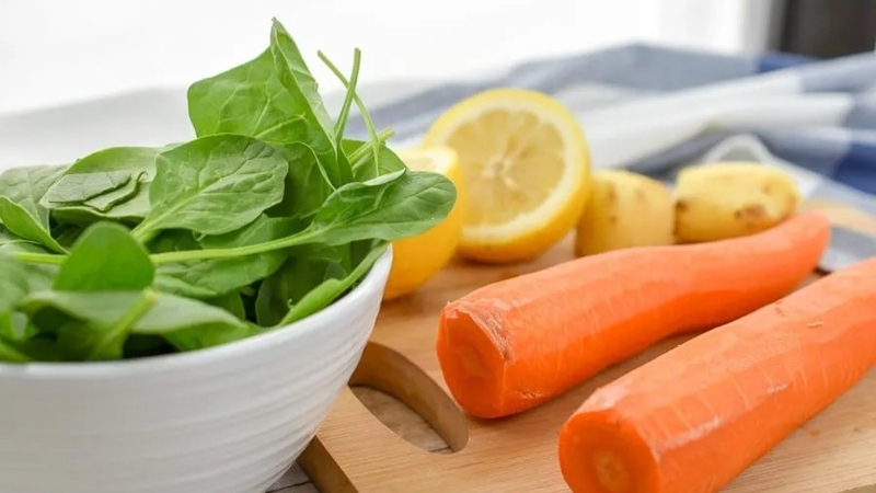 Cách làm nước ép cải bó xôi và cà rốt tại nhà siêu đơn giản- 2