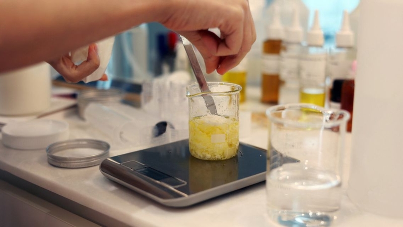 Các công đoạn làm nước hoa khô khá đơn giản, dễ thực hiện tại nhà