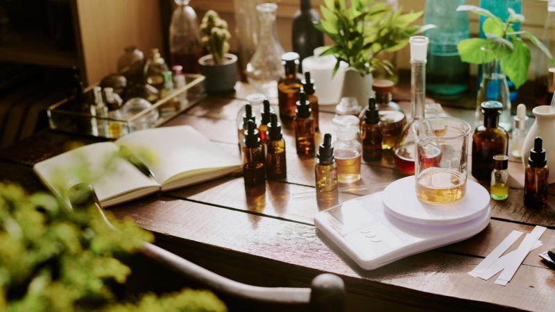 Cần chọn các nguyên liệu thân thiện với làn da khi dùng nước hoa khô