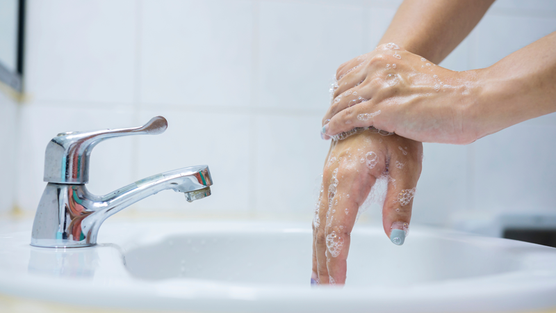 Sau khi loại bỏ phần nhựa chính, rửa tay bằng nước sạch và xà phòng dịu nhẹ để làm sạch