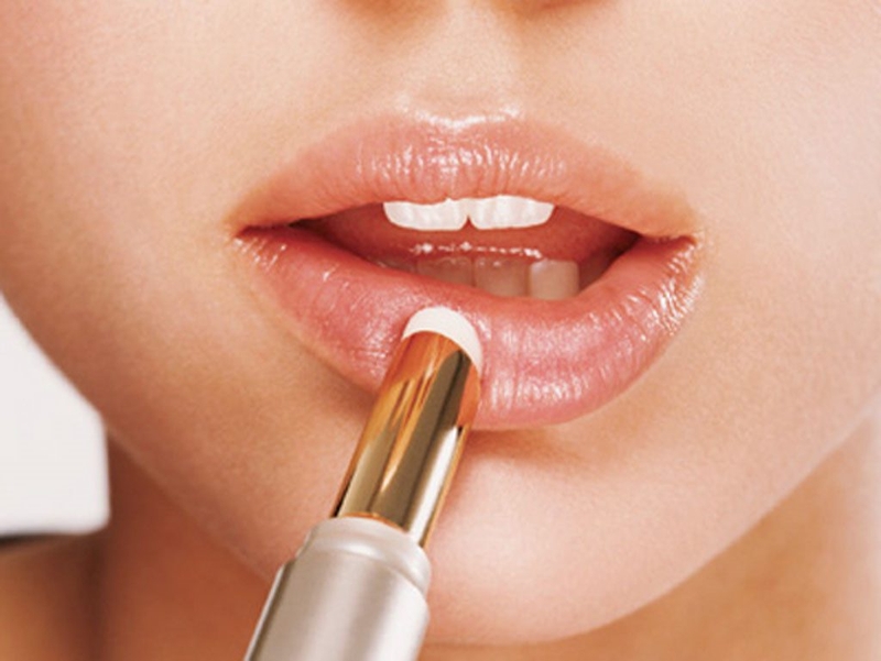 Cách làm son dưỡng môi từ mật ong cho môi luôn căng mọng