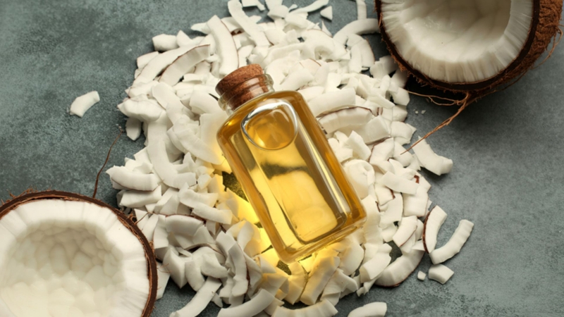 Dùng dầu dừa là một trong những cách làm tóc mượt và thẳng tự nhiên tại nhà