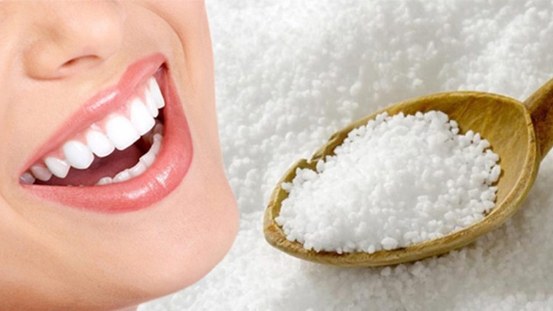 Cách làm trắng răng bằng muối cho mẹ sau sinh