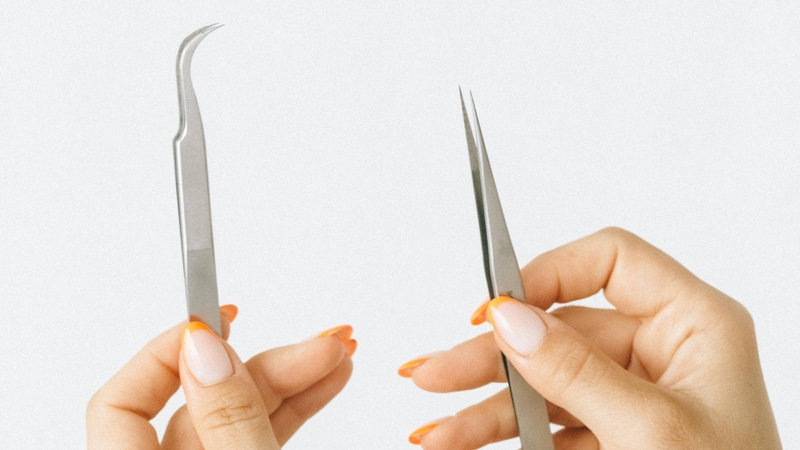 Sau khi dùng baking soda, kiểm tra và dùng nhíp vô trùng lấy gai nếu đã thấy đầu dị vật