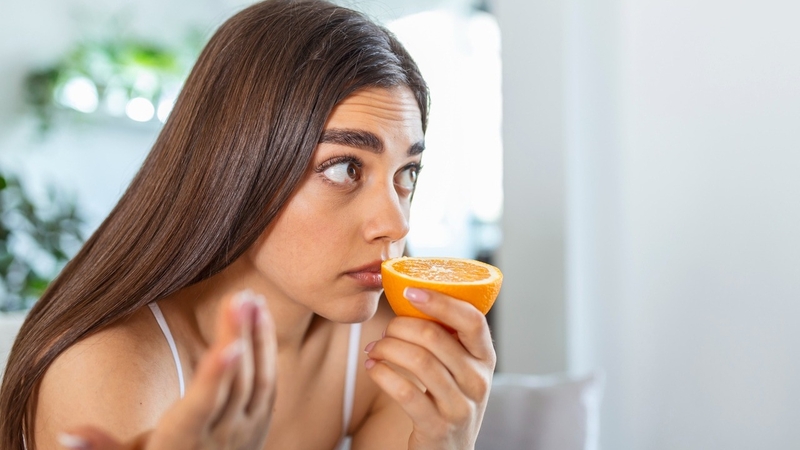 Cảm lạnh có thể gây mất khứu giác tạm thời do niêm mạc mũi bị viêm và phù nề