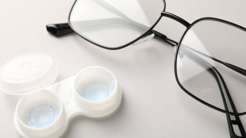 Sử dụng dung dịch nhỏ mắt để làm ẩm lens