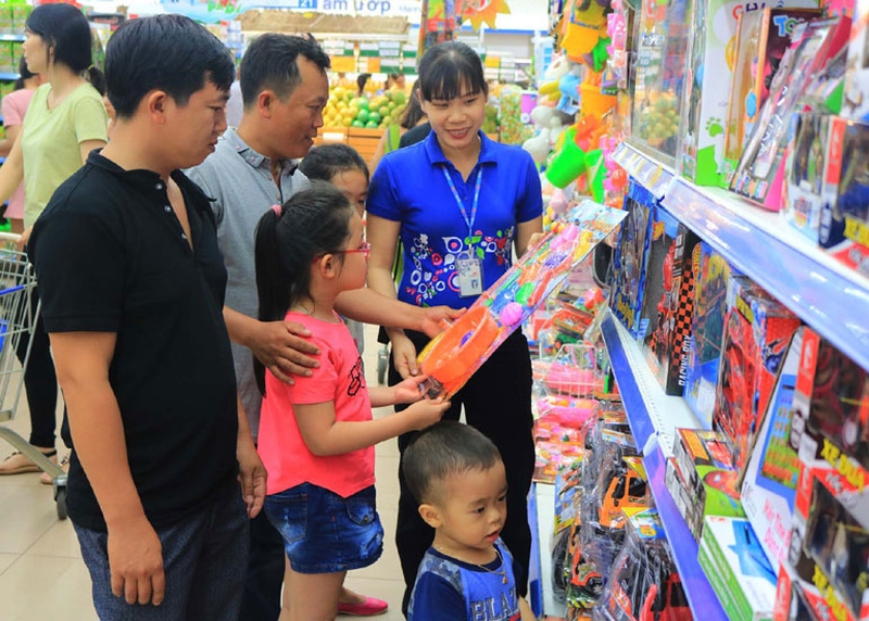 Cách mua đồ chơi cho trẻ phù hợp nhất là căn cứ vào độ tuổi, sở thích và độ an toàn của món đồ đối với trẻ