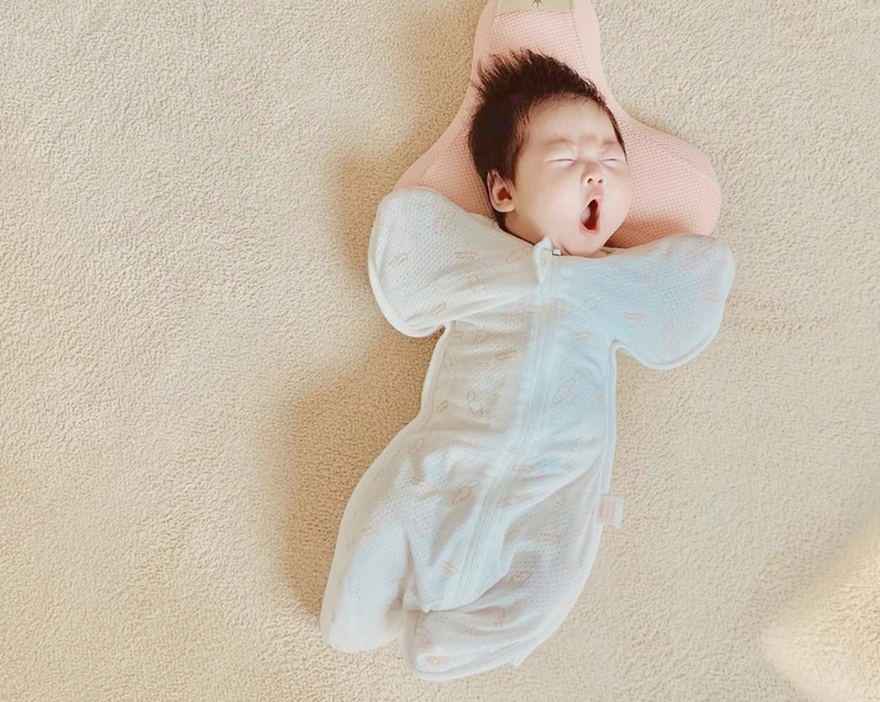 Cách mặc nhộng cho bé giúp tránh bị giật mình 2