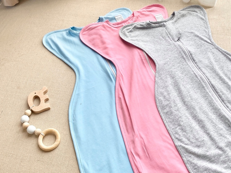 Cách mặc nhộng cho bé giúp tránh bị giật mình 3