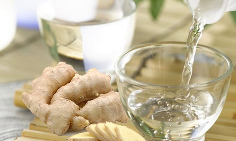 Đẩy sản dịch nhanh bằng việc massage bụng với rượu gừng