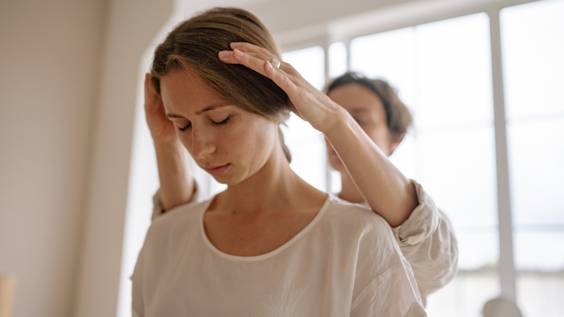 Các động tác xoa bóp nhẹ nhàng trên da đầu có tác dụng cải thiện tuần hoàn máu não