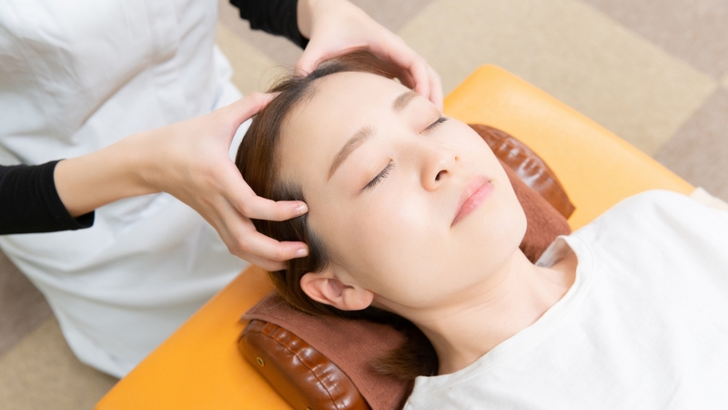 Mát xa đầu giúp tăng cường sức khỏe da đầu và hỗ trợ mọc tóc