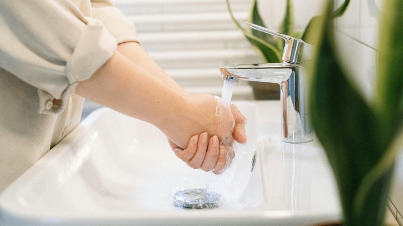 Luôn rửa tay sạch trước khi mát xa để tránh đưa vi khuẩn lên da đầu