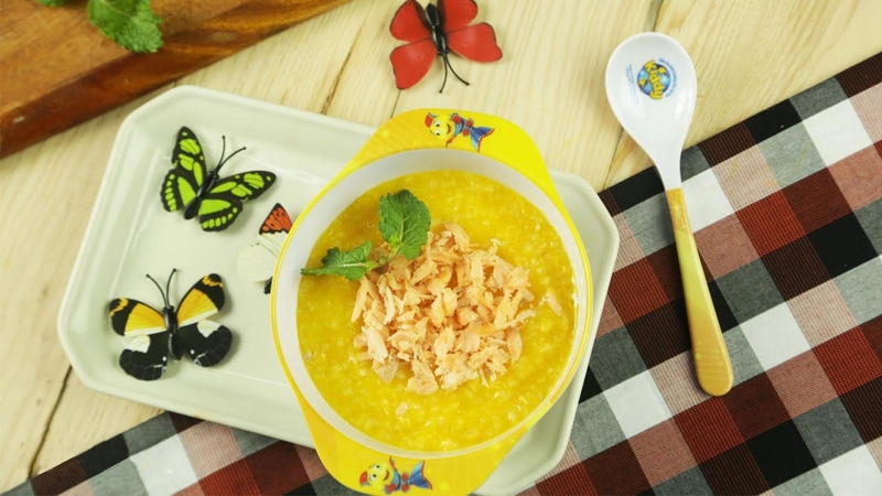 Cách nấu cháo cho bé ăn dặm với bí đỏ và cá hồi