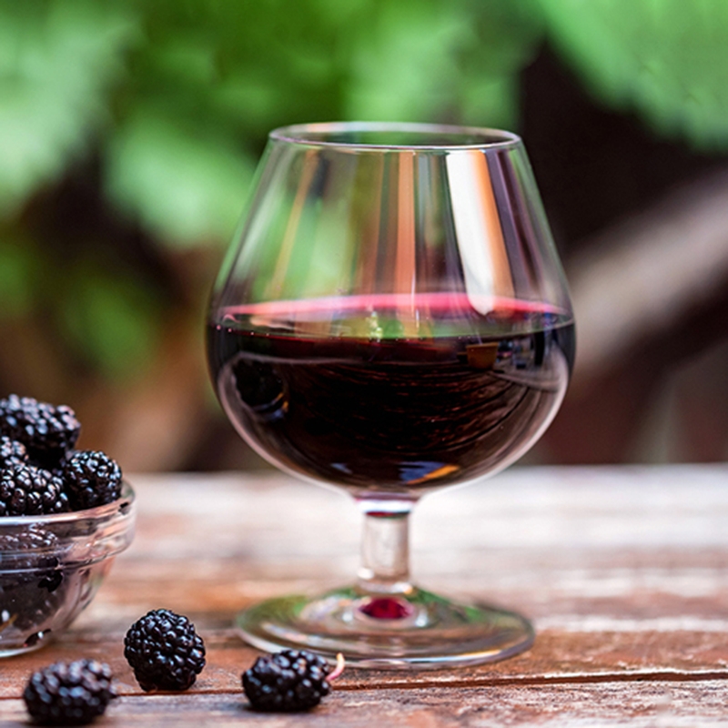 Thưởng thức rượu dâu tằm