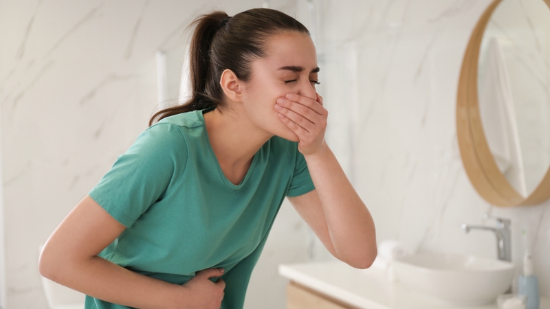 Việc sử dụng rượu gừng bằng cách xoa bóp hoặc ngửi nhẹ mùi có thể hỗ trợ làm giảm cảm giác buồn nôn trong một số trường hợp