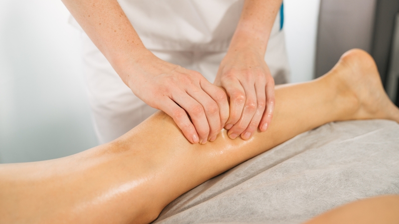 Sau khi ngâm đủ thời gian, rượu gừng có thể được dùng để thoa ngoài da