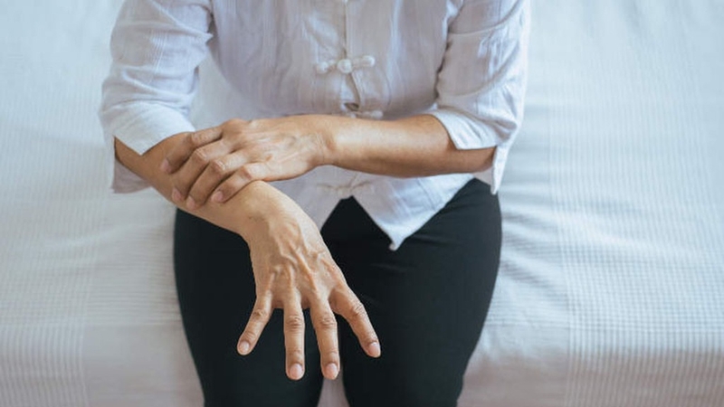 Cách ngâm rượu xoa bóp xương khớp hiệu quả theo dân gian 2