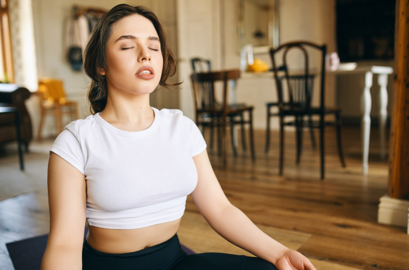 Trong khi thiền định, bạn nên giữ lưng thẳng và tập trung vào hơi thở sâu, chậm rãi và đều đặn