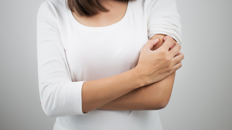 Cách nhận biết da nhạy cảm là kiểm tra xem da có biểu hiện dị ứng với mỹ phẩm như ngứa hay không