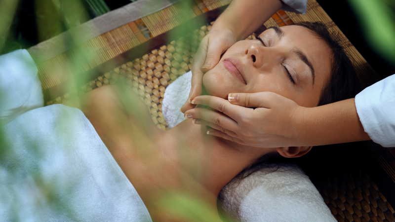 Massage mặt thường xuyên vùng má và cằm theo chuyển động nâng cơ