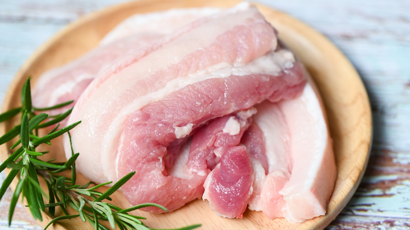 Quan sát các đốm trắng trong thớ thịt là một trong những cách nhận biết thịt lợn gạo