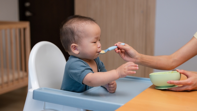 Nên ưu tiên những món mềm, mát và dễ nuốt cho trẻ khi bị tay chân miệng