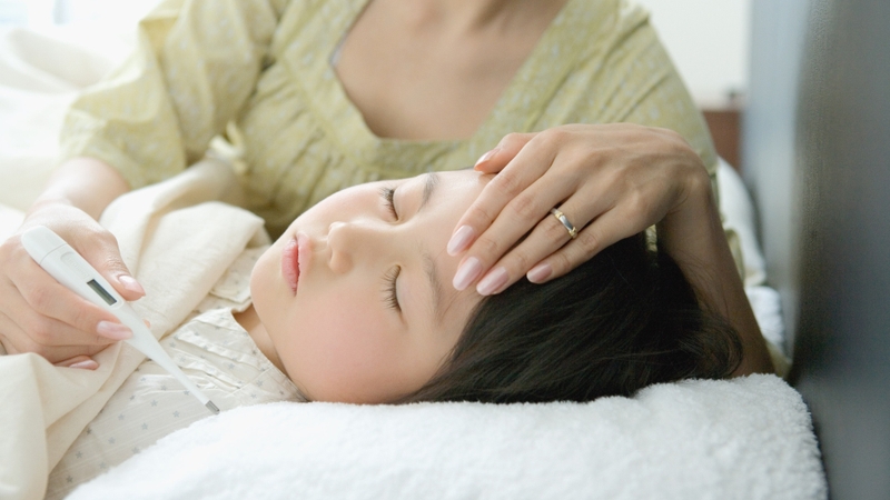 Cha mẹ nên thay phiên nhau theo dõi trẻ, đặc biệt trong 3 - 5 ngày đầu của bệnh