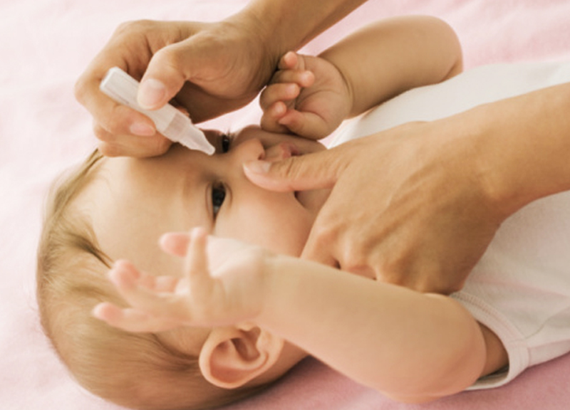 Cách nhỏ nước muối cho trẻ sơ sinh, 3 vị trí cần nhớ 1