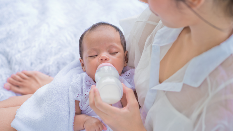 cach-pha-nuoc-70-do-khong-can-nhiet-ke-tai-nha-va-nhung-dieu-can-luu-y-khi-pha-sua-cho-be 1.png