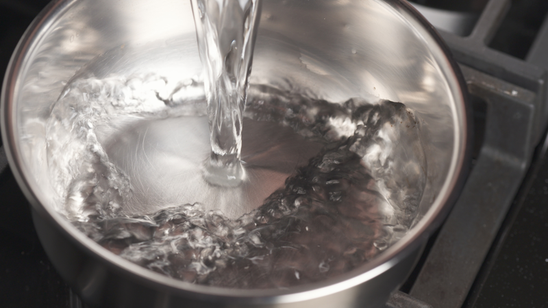 cach-pha-nuoc-70-do-khong-can-nhiet-ke-tai-nha-va-nhung-dieu-can-luu-y-khi-pha-sua-cho-be 2.png