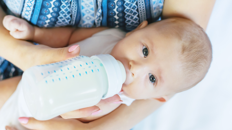 cach-pha-nuoc-70-do-khong-can-nhiet-ke-tai-nha-va-nhung-dieu-can-luu-y-khi-pha-sua-cho-be 5.png