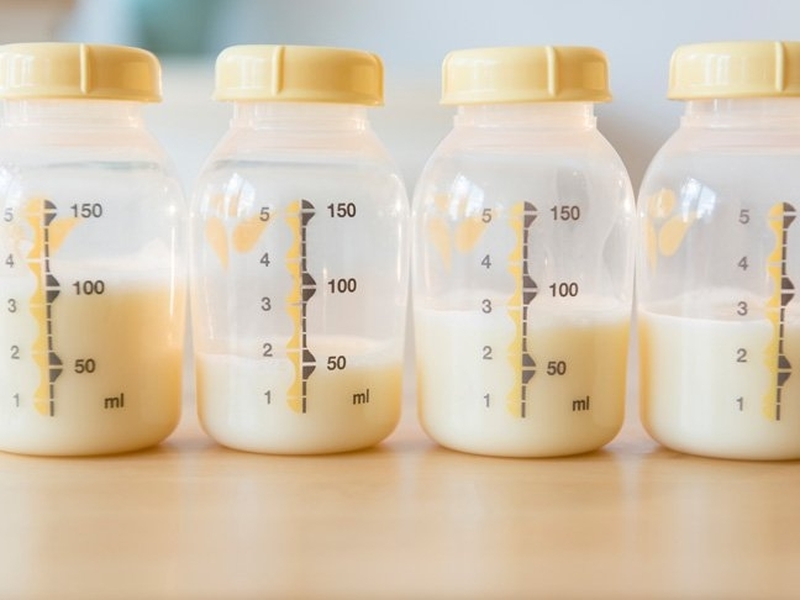 Mẹ không nên tận dụng và tiếp tục bảo quản sữa trong bình vì việc này có thể tạo ra vi khuẩn khiến trẻ dễ mắc bệnh