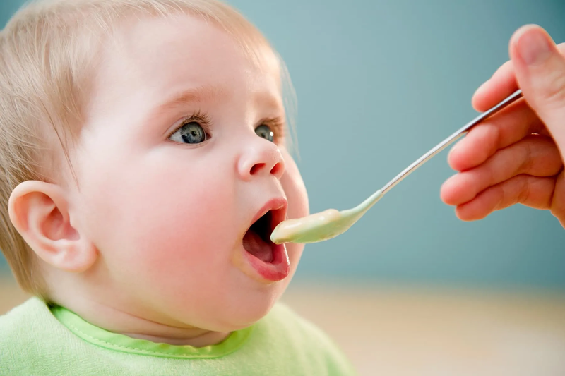 Trẻ không chịu uống thuốc có thể pha Smecta với cháo, bột ăn dặm,....