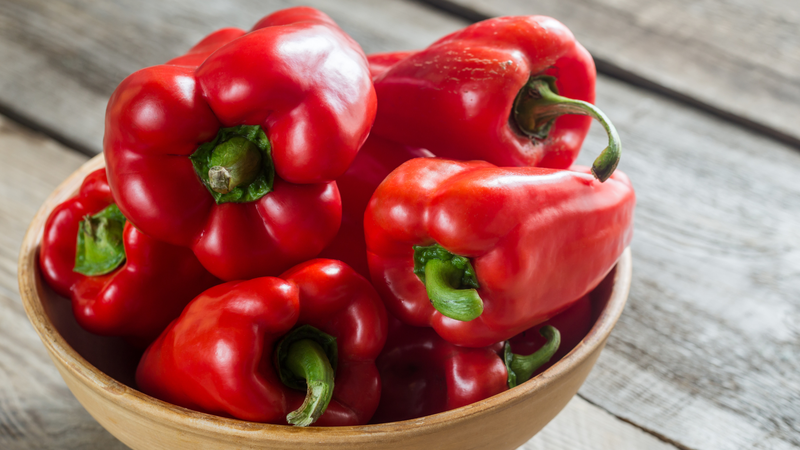 Ớt có hình dáng to, dẹt như ớt chuông thường dùng để làm salad