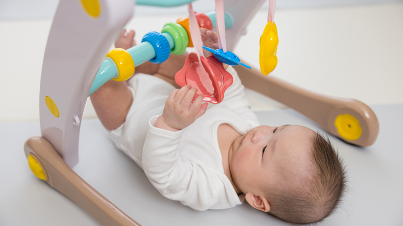 Phát triển giác quan cho trẻ sơ sinh qua các món đồ chơi có màu sắc nổi bật