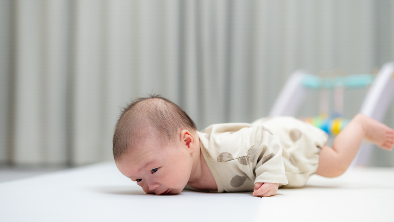 Giai đoạn 4 tháng tuổi trẻ có thể phối hợp giữa xúc giác và vận động