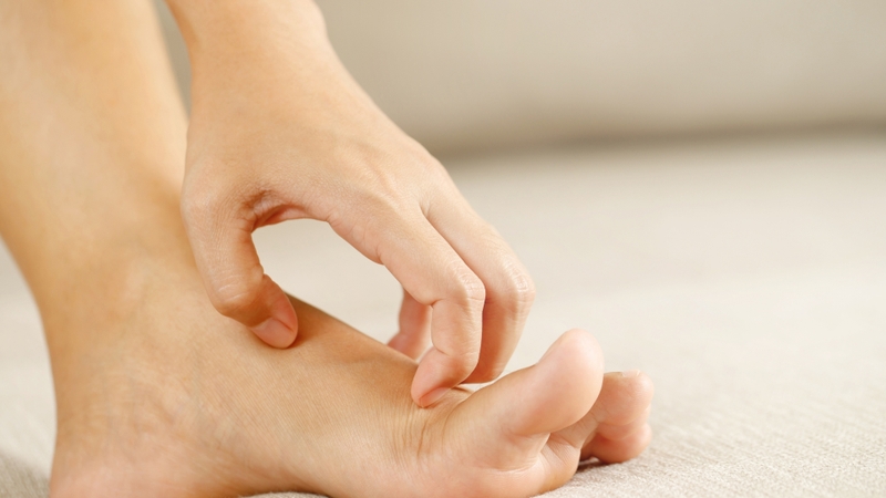Vệ sinh cơ thể và thay quần áo ẩm sau khi vận động giúp hạn chế nấm phát triển