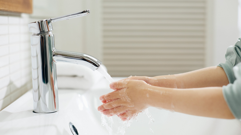 Rửa tay sau khi tiếp xúc với người bệnh để tránh bị nhiễm chéo