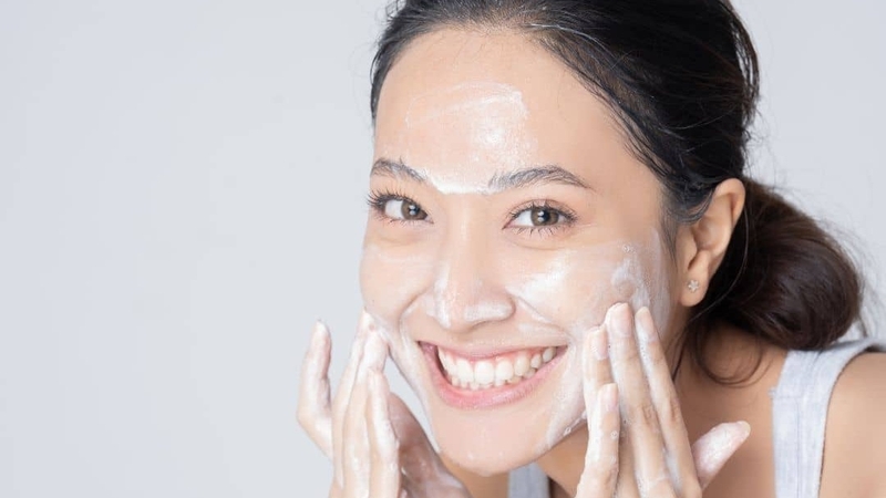 Làm sạch da nhẹ nhàng là cách phục hồi da sau khi dùng rượu thuốc