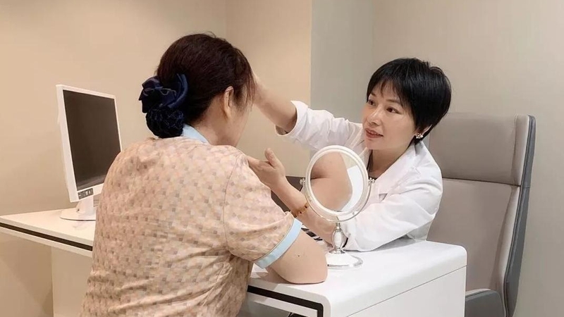 Nên thăm khám da liễu nếu tình trạng da không cải thiện sau khi điều trị tại nhà