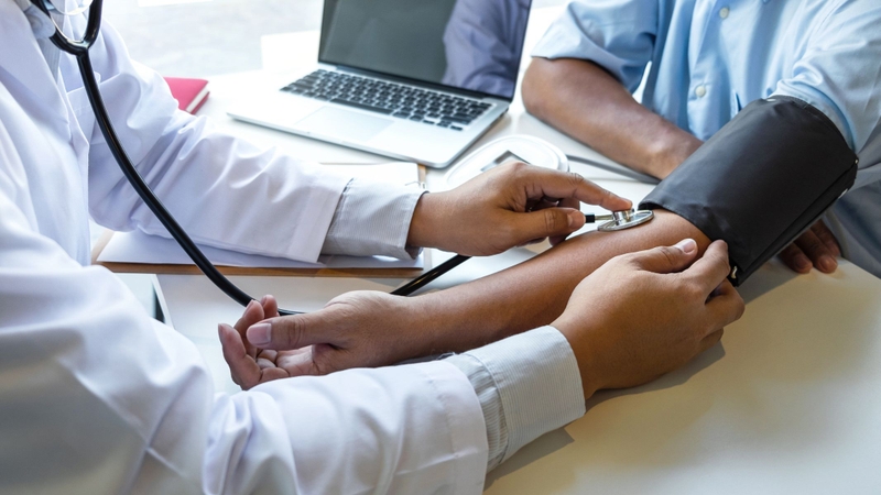 Cách quấn vòng bít máy đo huyết áp cho kết quả chính xác