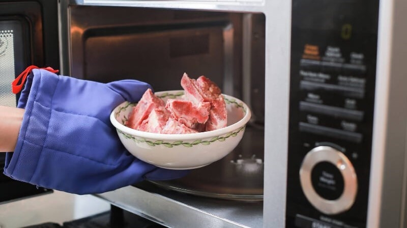 Cách rã đông thực phẩm bằng lò vi sóng nhanh chóng, đơn giản