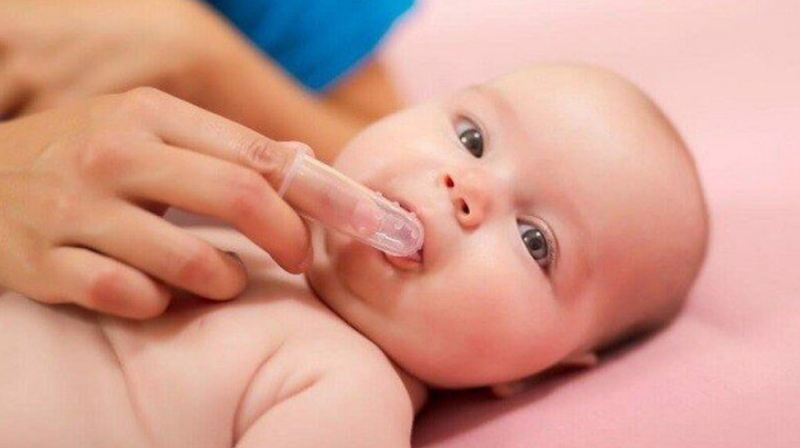 Cách rơ lưỡi lấy đờm cho trẻ sơ sinh sạch và hiệu quả 3