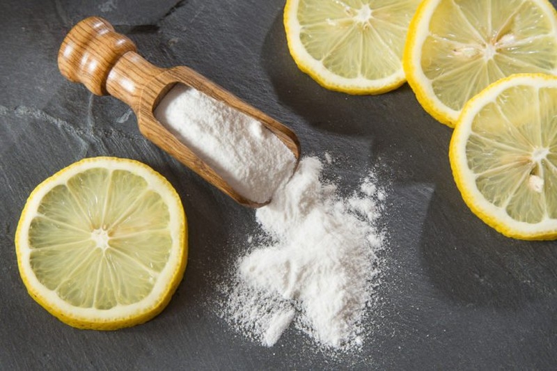 ​​​​​​​Sử dụng hỗn hợp baking soda và chanh để rửa mặt giúp kiểm soát dầu nhòn hiệu quả