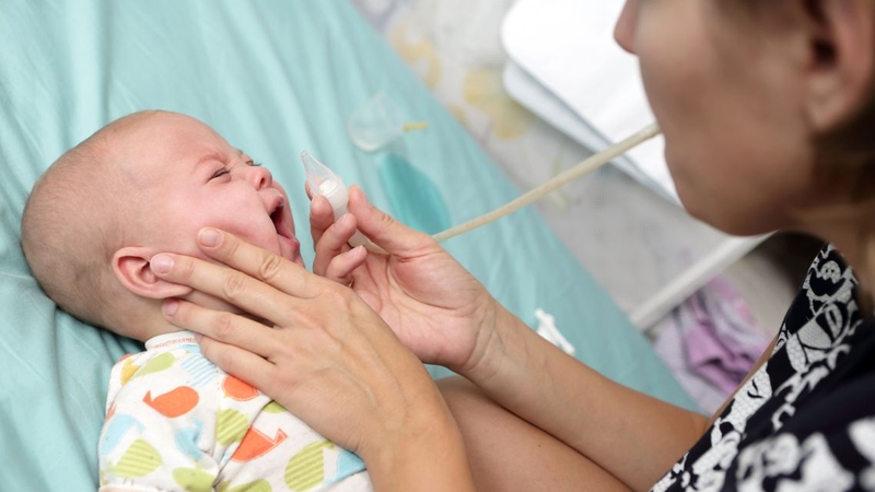 Hướng dẫn cách rửa mũi cho trẻ sơ sinh 1 tháng tuổi 1